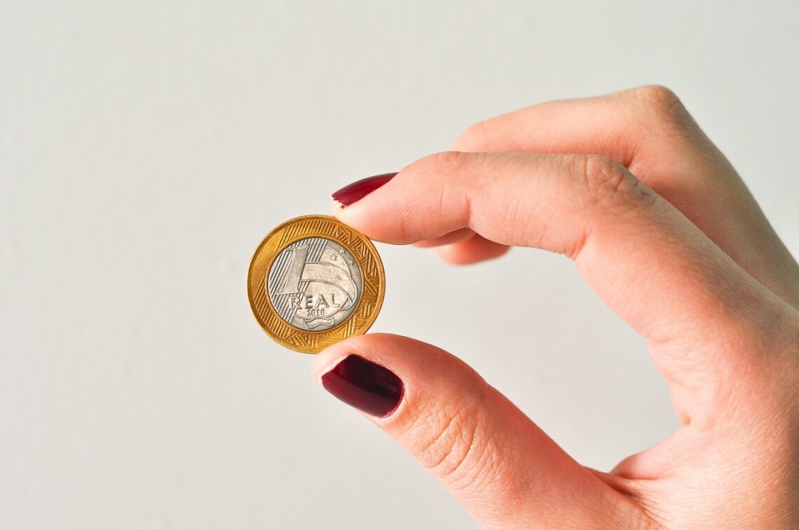 Descubra se é melhor guardar dinheiro ou investir. Aprenda como montar uma reserva de emergência e quando começar a aplicar seus recursos para conquistar seus objetivos financeiros.
