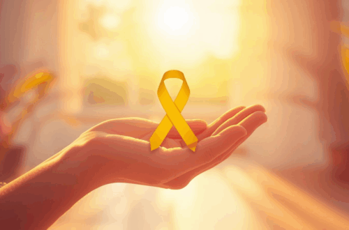 Pessoa segurando um laço amarelo, símbolo do Setembro Amarelo, em campanha de conscientização sobre saúde mental e valorização da vida.