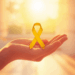 Pessoa segurando um laço amarelo, símbolo do Setembro Amarelo, em campanha de conscientização sobre saúde mental e valorização da vida.